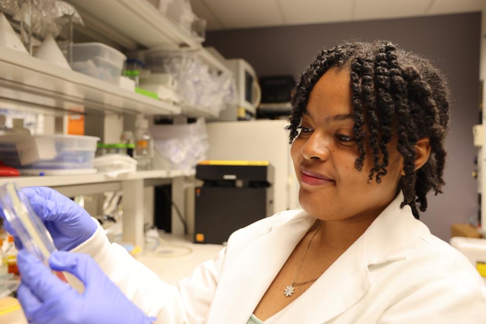 Jaleea Gamble observes her research for a closer view